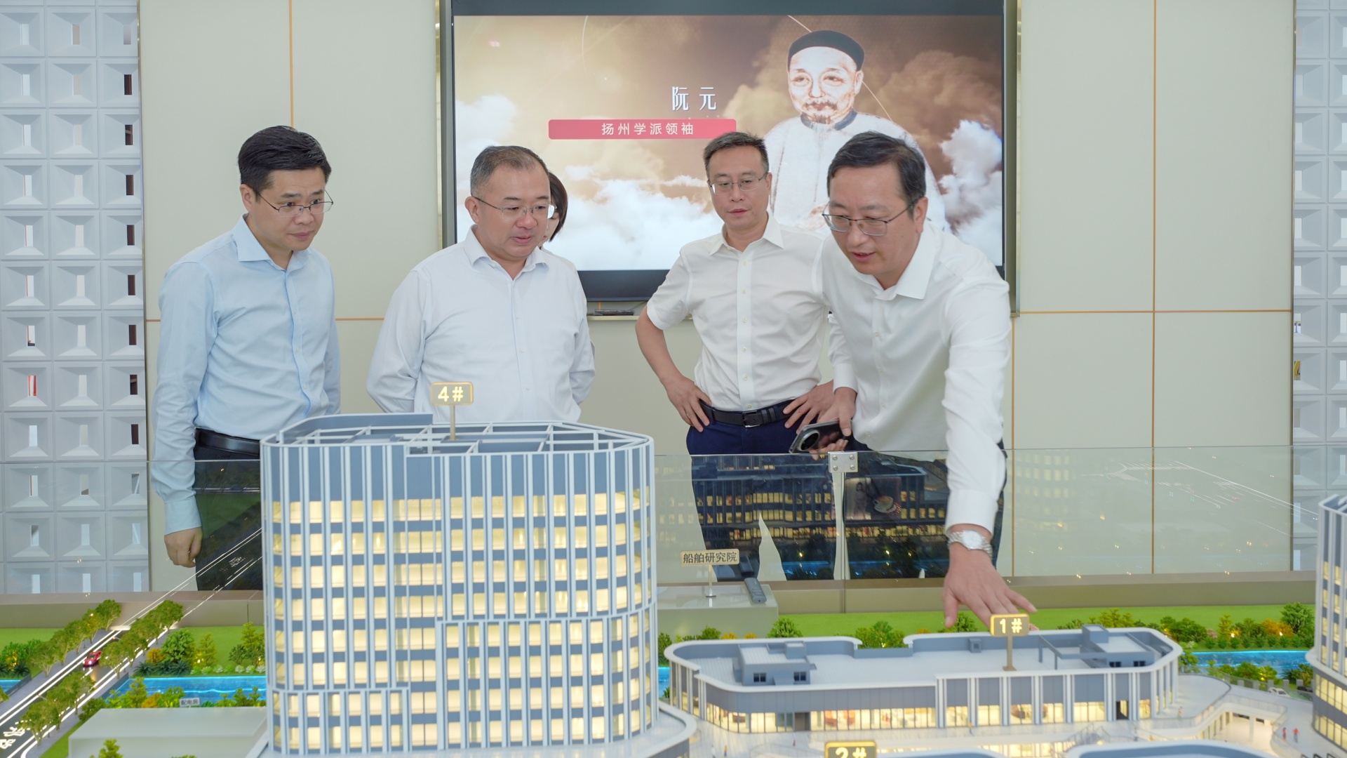 "邻启江畔·荟聚兴仪"——兴仪集团商业资产展示中心开放暨"邻江荟"项目招商推介会举行 6
